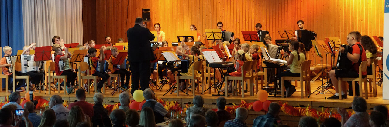 Unser Schülerorchester, zusammen mit dem Jugendorchester